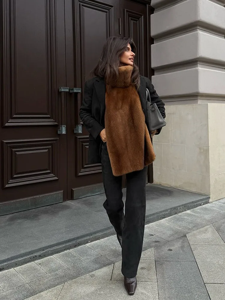 سترة نسائية أنيقة ذات ياقة مدورة من الفرو سترات مريحة منفوشة بدون أكمام متطابقة تمامًا للسيدات لخريف وشتاء 2025 طبقات عصرية للسيدات