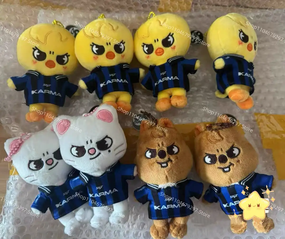 يقوم SKZOO Stray Kids الجديد بفترة محدودة لفتح البضائع الحصرية في نفس الإطار مع عشاق المعبود SKZOO كارما الأزرق جيرسي الجديد