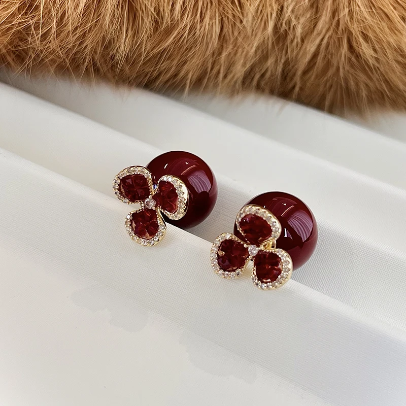 Ankela Weinrote Perlen-Kristall-Dreibeinblumen-Hängeohrringe für 2025 Damenmode-Schmuck Weihnachts-Luxus-Accessoires – Detail 7