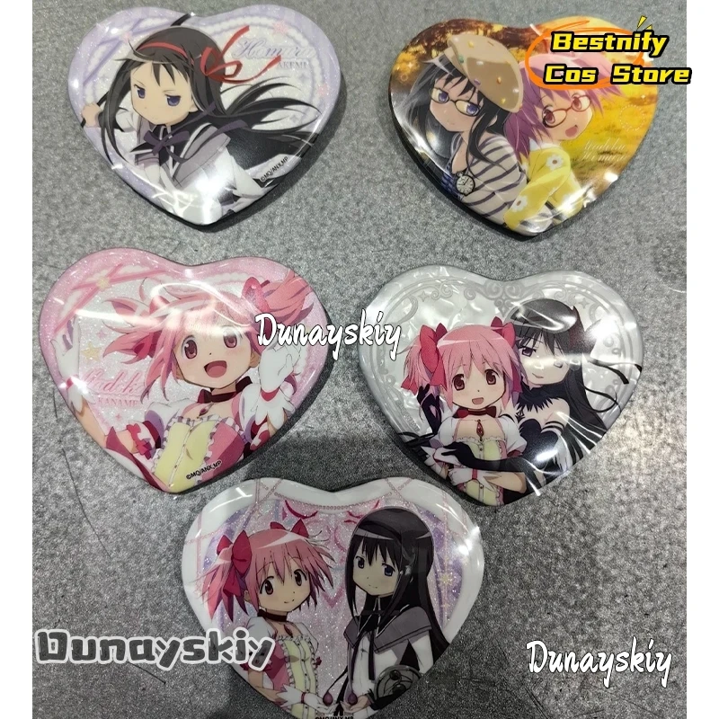 Kaname Madoka 54*58mm Herz-Brosche Anime Puella Magi Madoka Magica Cosplay Brosche Halloween-Verkleidung Deko-Requisiten Zubehör