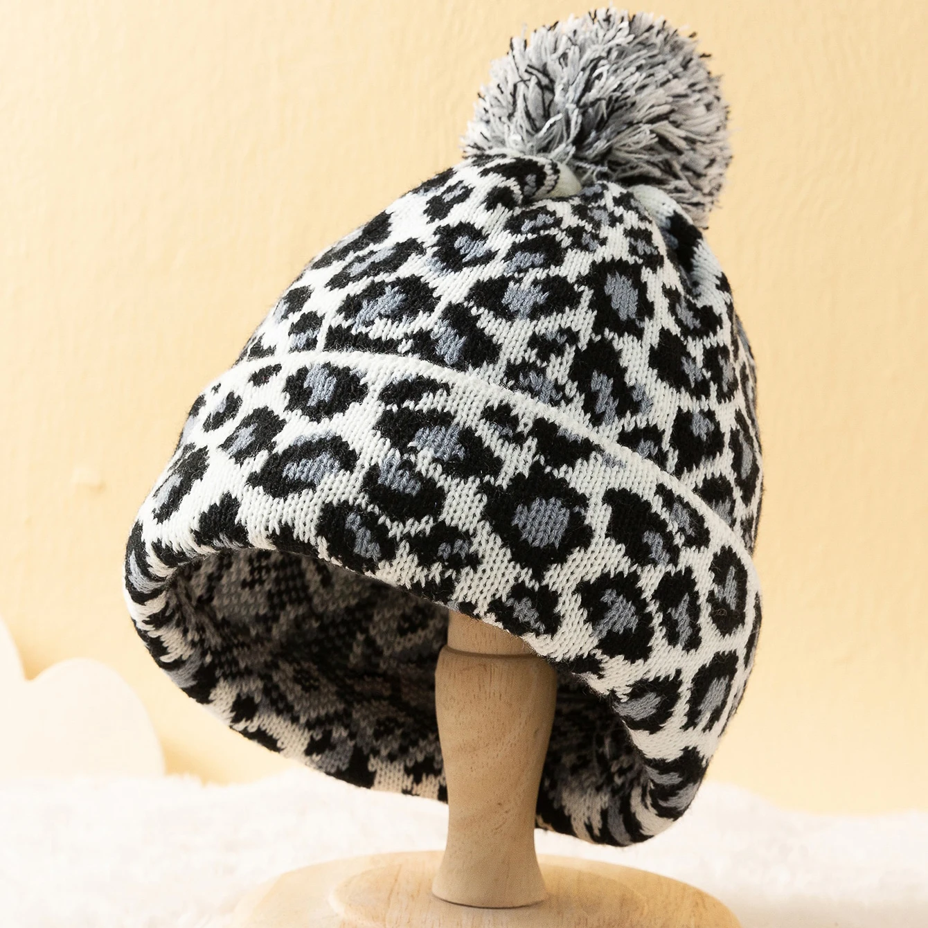 Autumn and winter leopard print pattern hairball knit hat classic European wind beauty warm and cold woolen hat