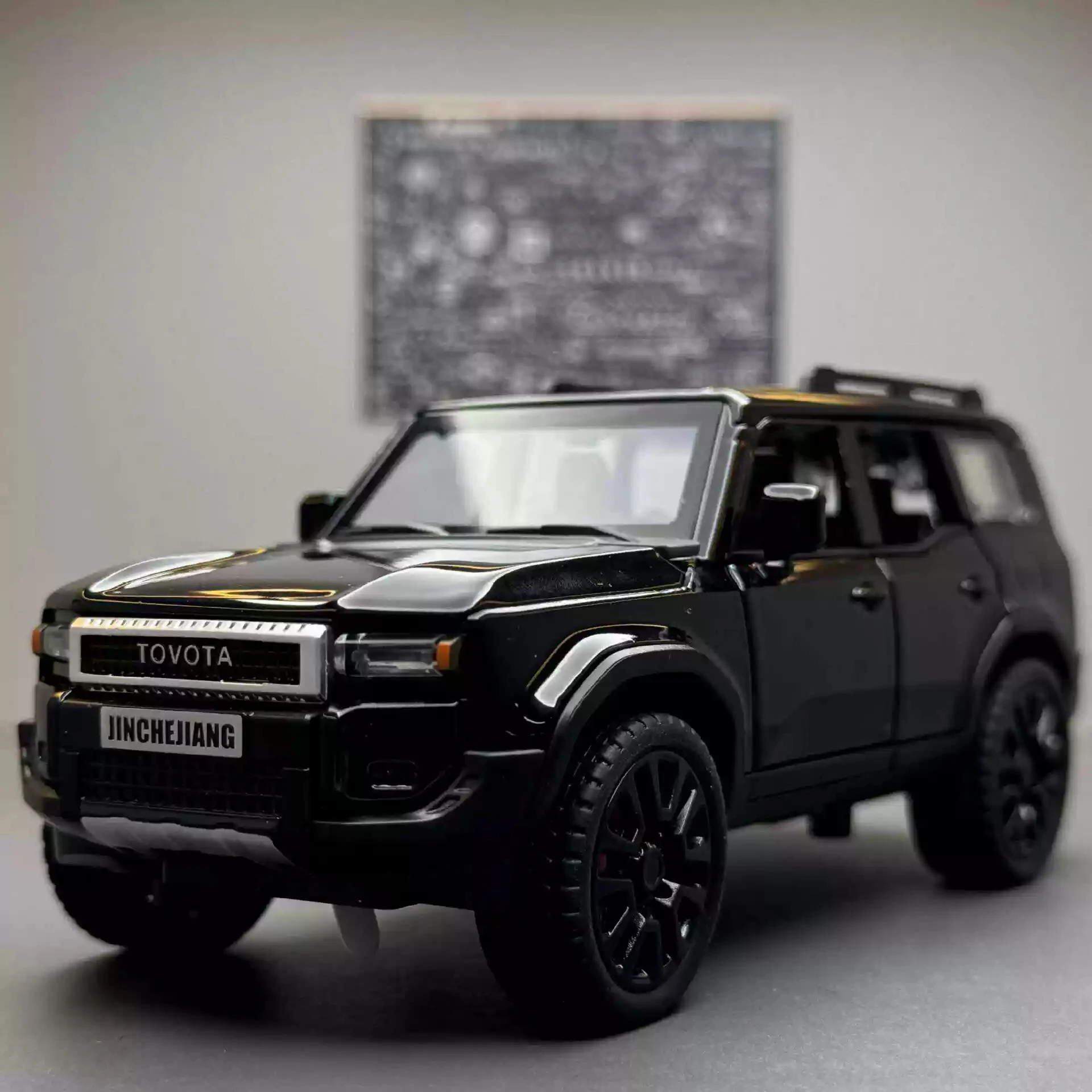 

Alloy die casting 1:32 Prado car mold toy pull back sound and light off-road vehicle children's gift 6 car door can be opened