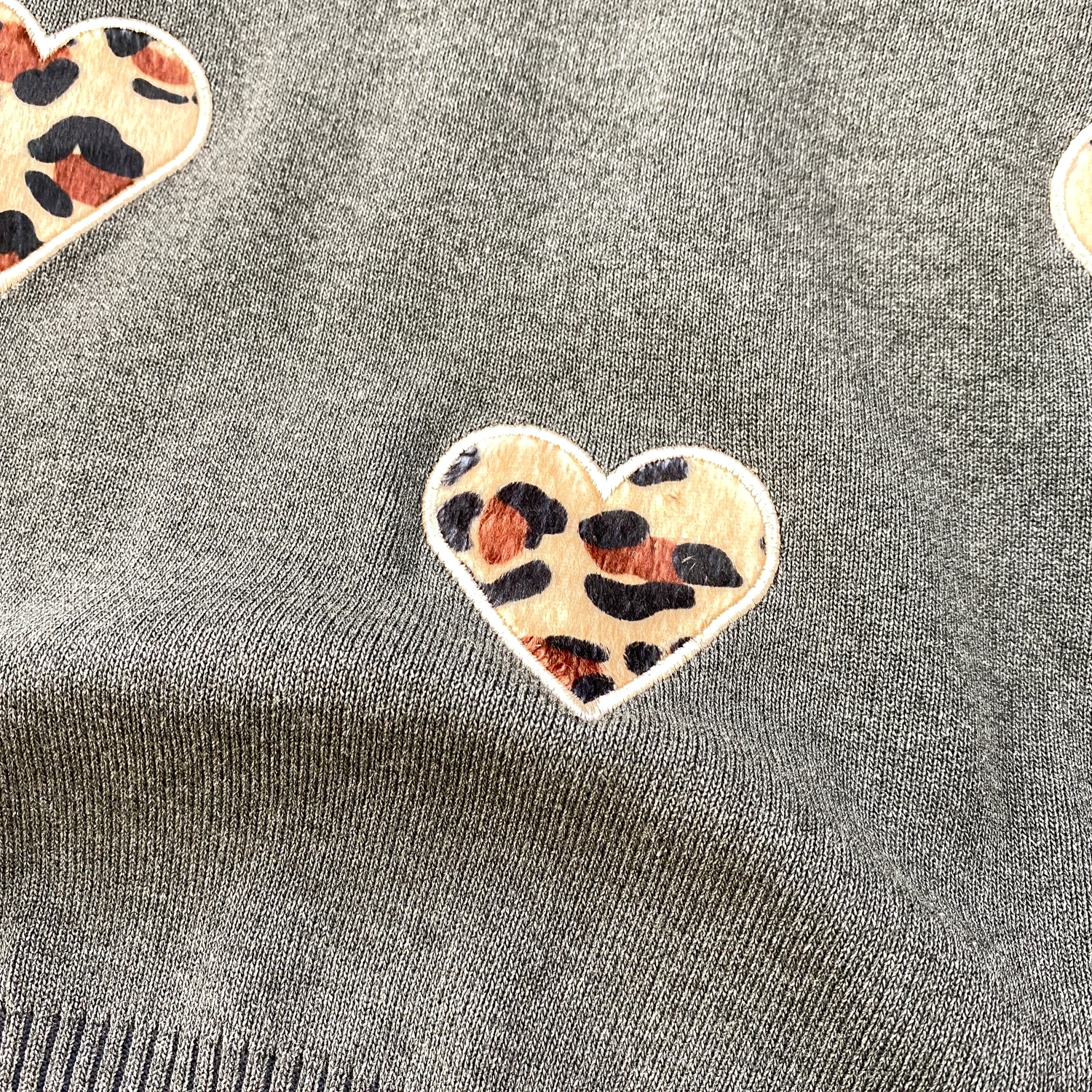 ALPHALMODA 2025, Leoparden-gestickte Liebe, Rundhalsausschnitt, Pullover-Oberteil + hohe Taille, gerade Strickhose, Damenmode 2-teiliger Anzug