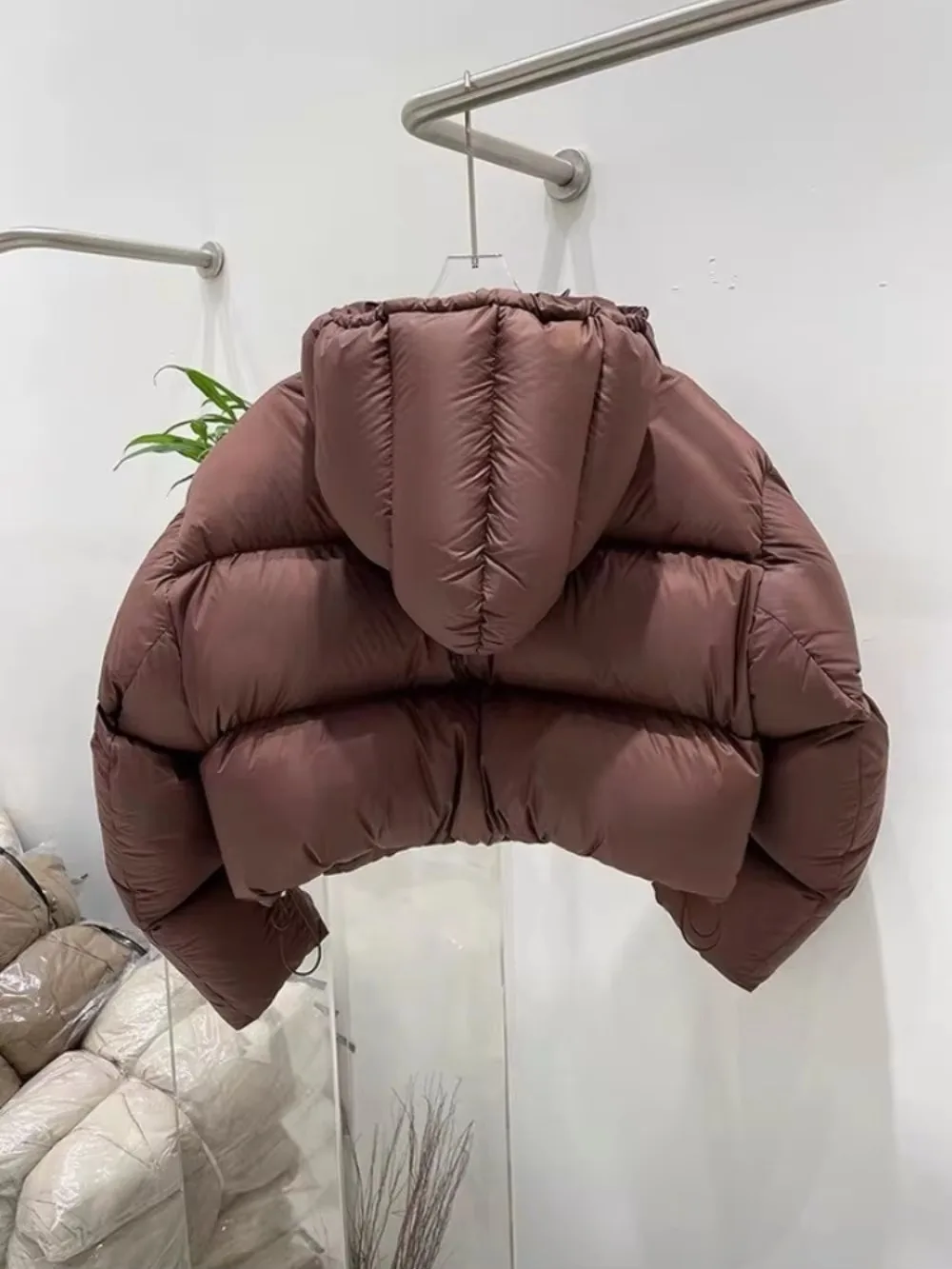 Super Thick Short Bread Puffer Coat Hooded Fashion Fluffy Female Feather Parkas Outwear 90% White Duck Down Jacket Women