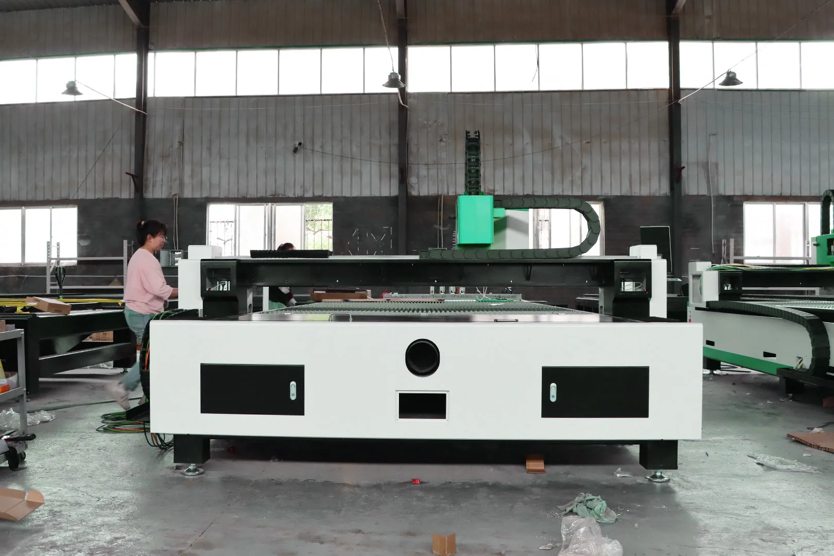 AI BMP 1500x3000mm التلقائي 3KW CNC آلة القطع بليزر الألياف للفولاذ المقاوم للصدأ الكربون الصلب الصفائح المعدنية محرك معزز