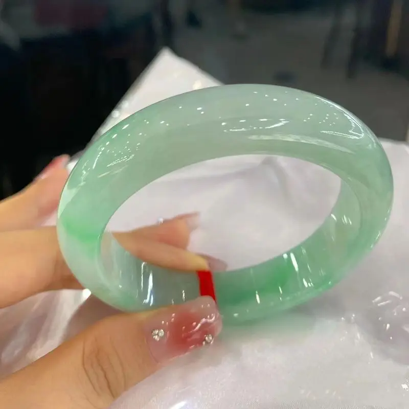 Live stream of a vintage from Northern Myanmar featuring a thick cherry blossom-patterned jade bracelet for wome