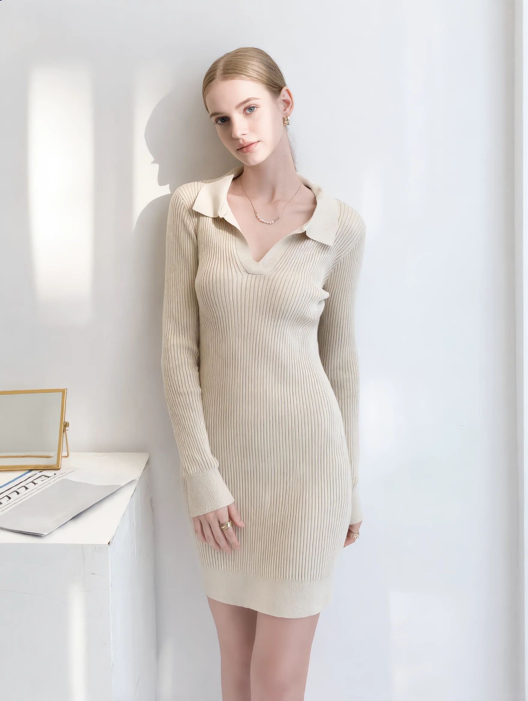 Un elegante vestido de punto acanalado, minimalista y sofisticado, ideal para ocasiones sociales informales, entornos de negocios ligeros e informales.