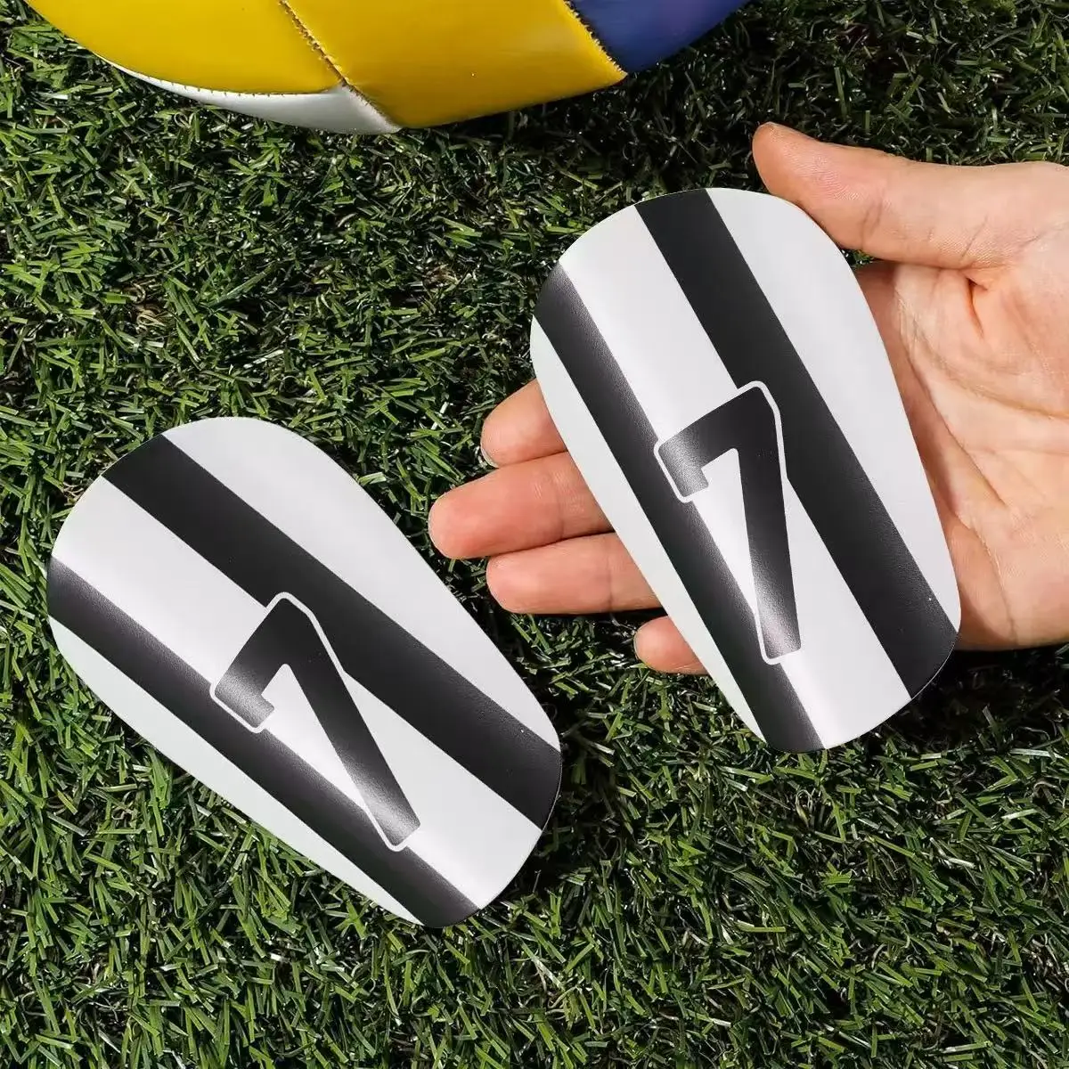 1 Paar Mini-Schienbeinschoner für Fußball, extra kleine Miniatur-Fußball-Schienbeinschoner, Schutzausrüstung Schienbeinschoner für Jugendliche und Erwachsene, Shoc