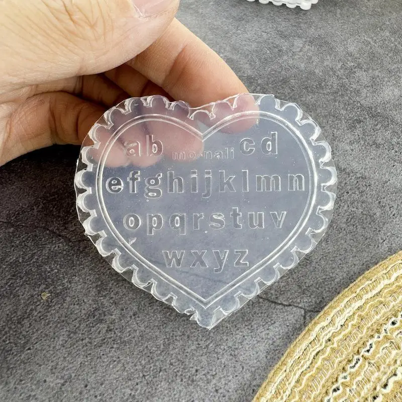 Gotische 3D-geprägte Silikonform mit Kreuz-, Herz- und Schmetterlingsdesign für UV-Harz-Nageldekorationen, DIY-Anwendung – Detail 3