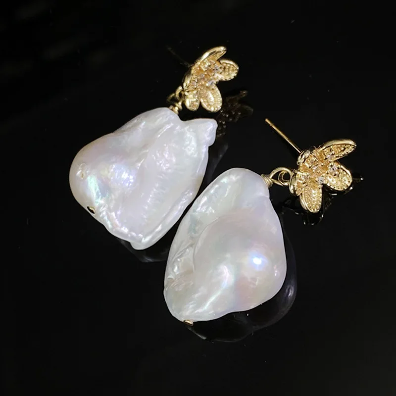 

Natural baroque freshwater pearl earrings, small flower design elements, niche design, simple and advanced sense