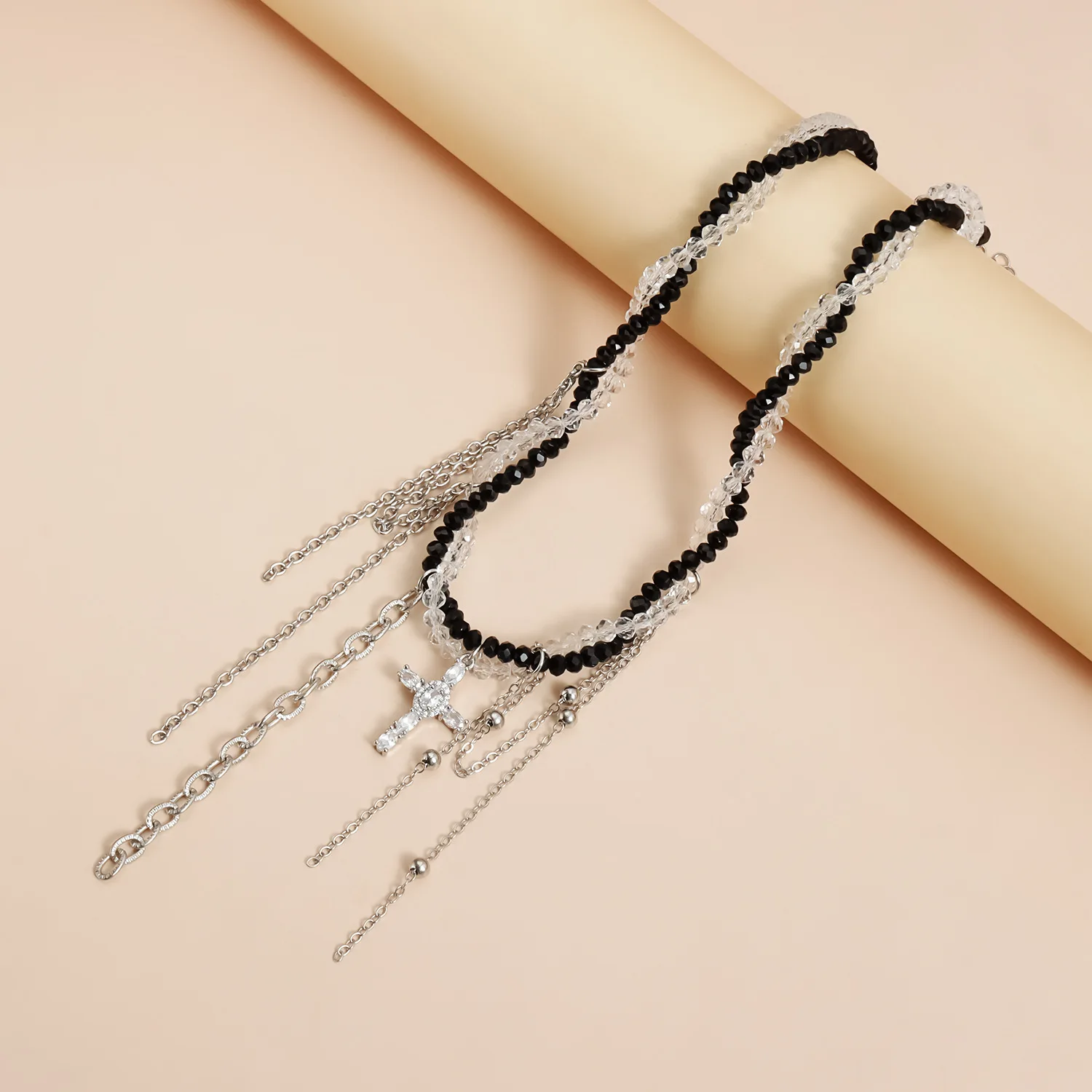 قلادة محظورة باللونين الأبيض والأسود للفتيات الداكنة، وقلادة على شكل عنصر متقاطع على طراز حار #3