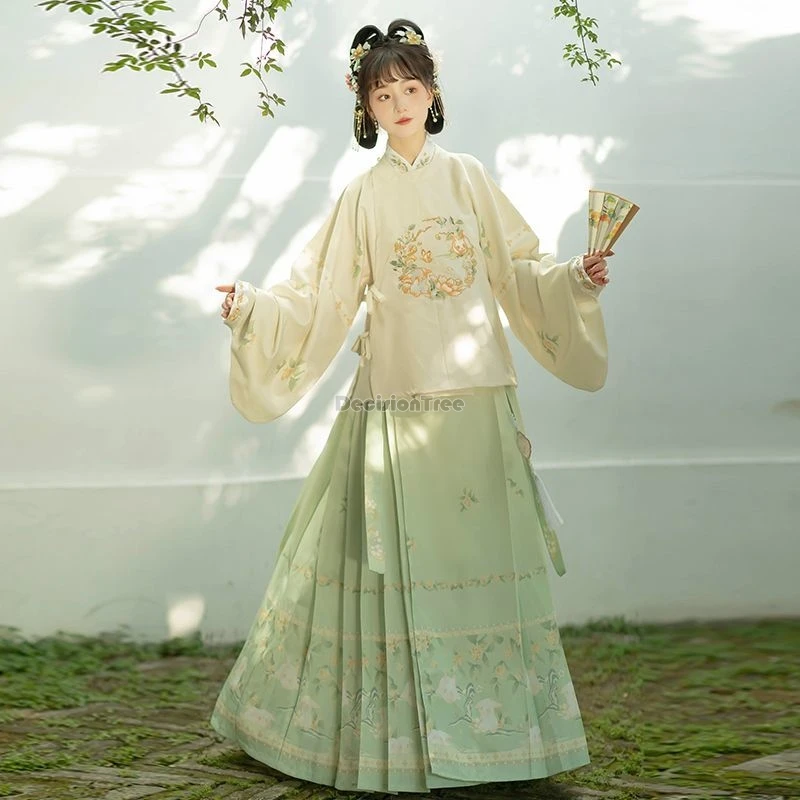 

Комплект женской одежды в традиционном китайском стиле с вышивкой, осень-зима 2025: ханьфу, платье с круглым вырезом и длинными рукавами, плиссированная юбка, 3 предмета.