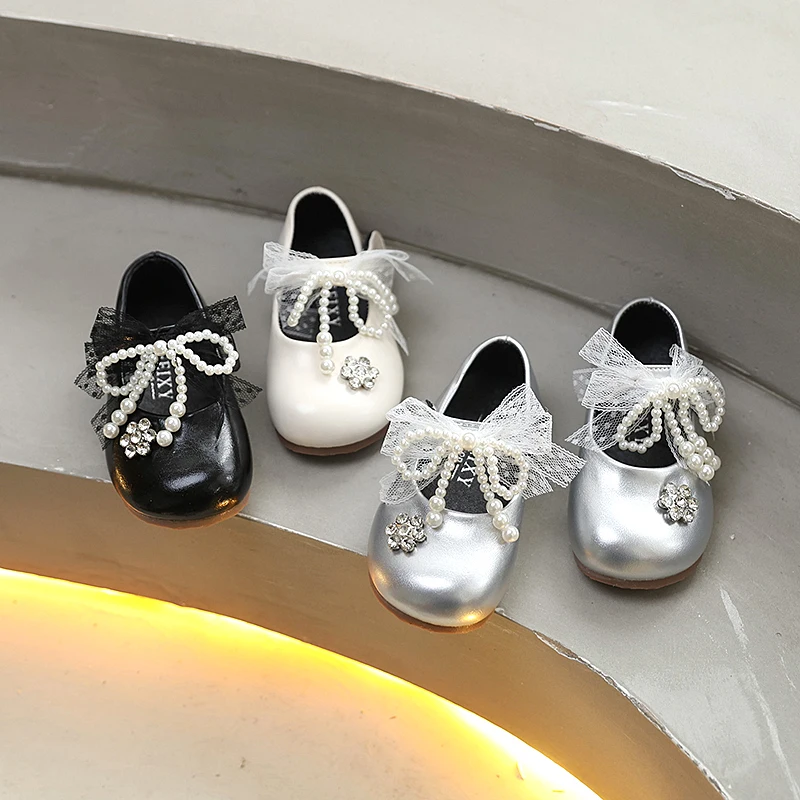 

Новые детские туфли Мэри Джейн 2026 года с жемчужным бантом для девочек, праздничные, на плоской подошве, дышащие, модные, для свадьбы, детские кожаные туфли-принцессы