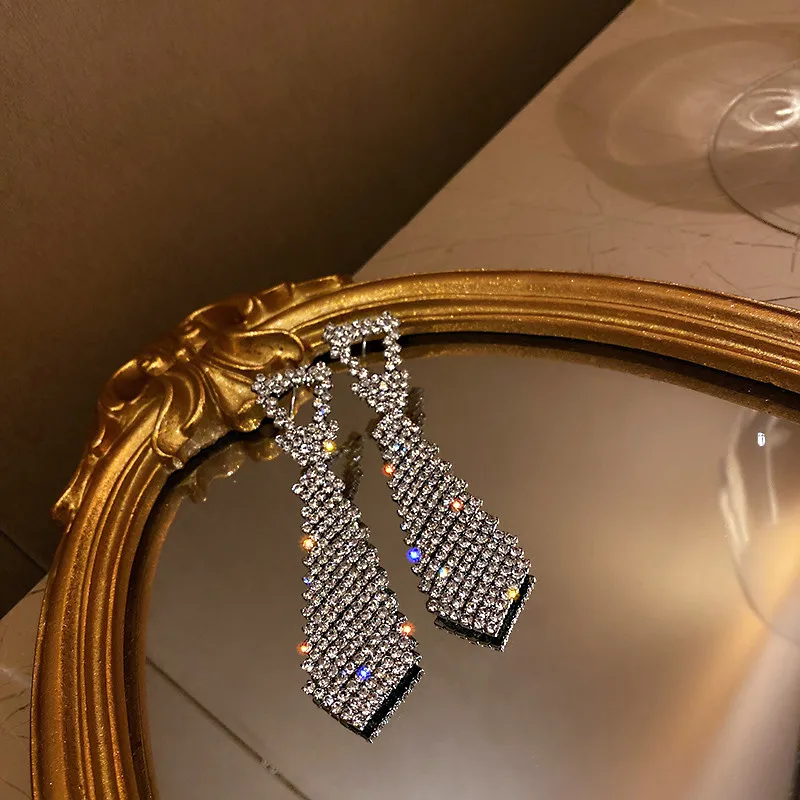 Orecchini di cristallo geometrici brillanti per le donne Bijoux orecchini pendenti con strass a forma di cravatta gioielli di dichiarazione