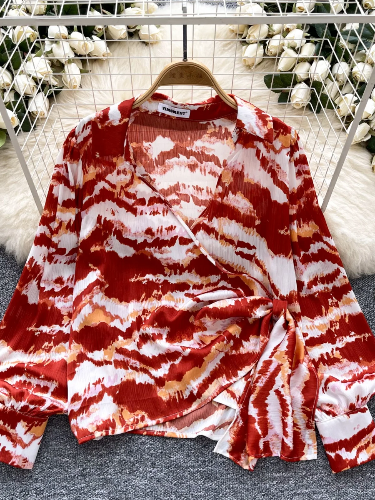 Pendolarismo Versatile giovanile da donna irt 2025 Nuovo design Cintura incrociata Cinching in vita Lungo Sve stampato Top coreano Sle Loo...