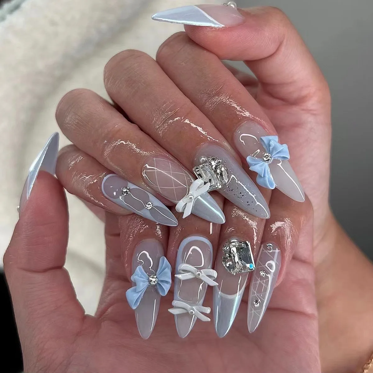 24 Uñas Postizas de Almendra con Punta Francesa, Diseño Dulce y Moderno, con Lazo 3D, Flores, Adornos de Estrella y Diamantes de Imitación para Chicas