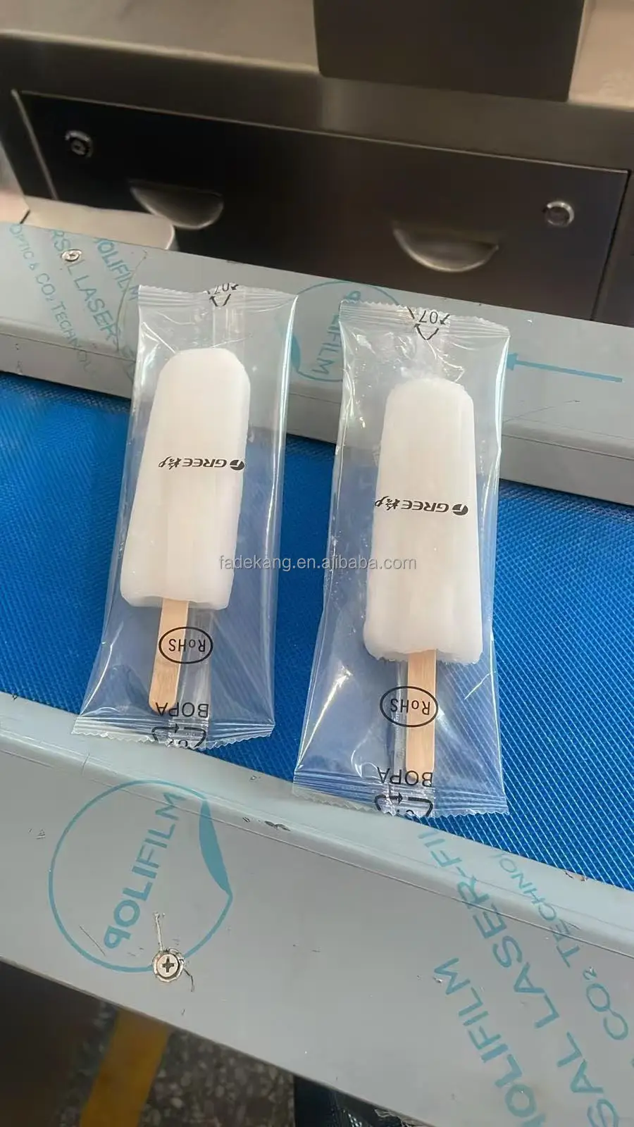 Low price automatic horizontal sealing flow packaging machine stick ice cream popsicle packaging machine