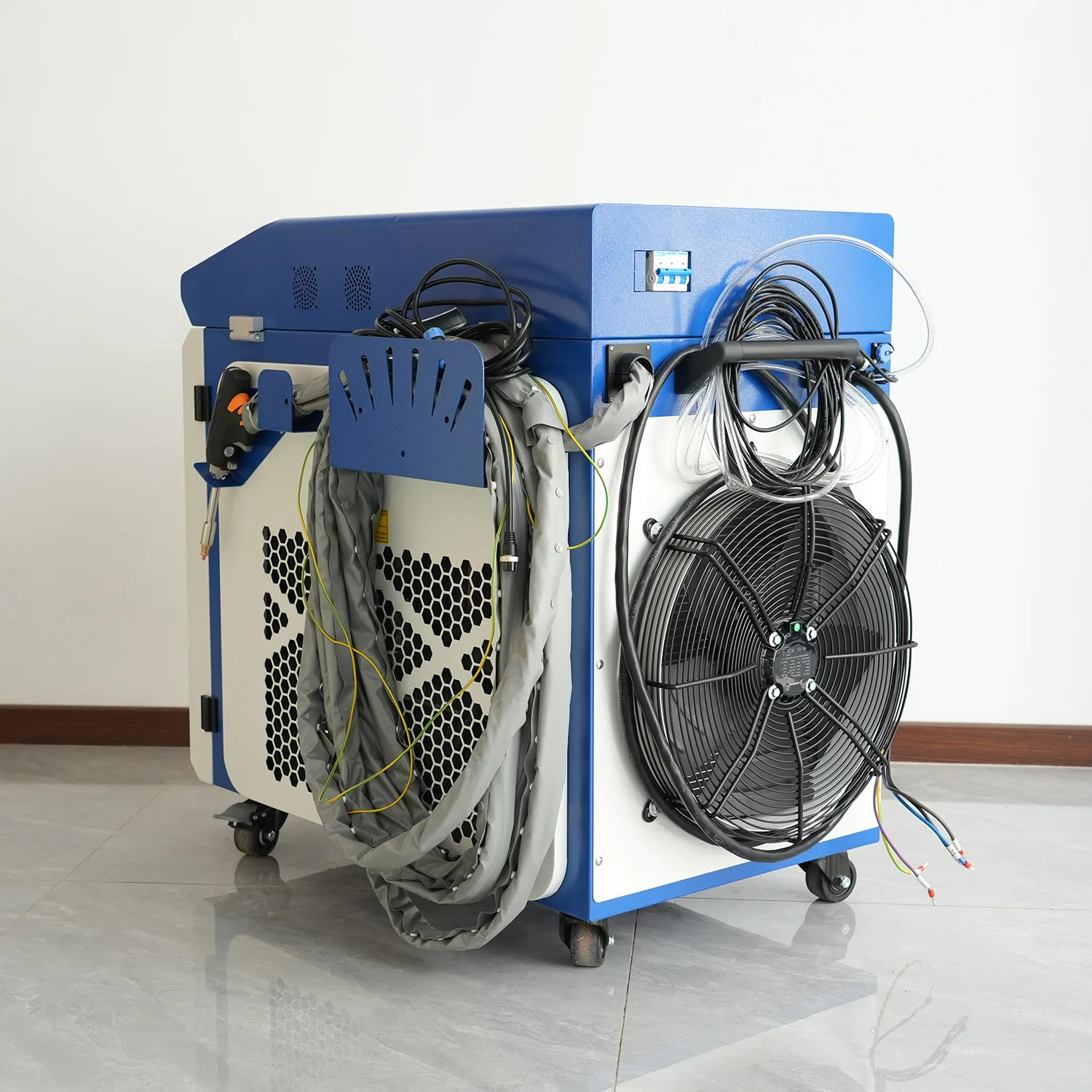 3000W Handheld Laser Welding Machine with Wire Auto Feeder for Welding 8mm 10mm Thickness Steel