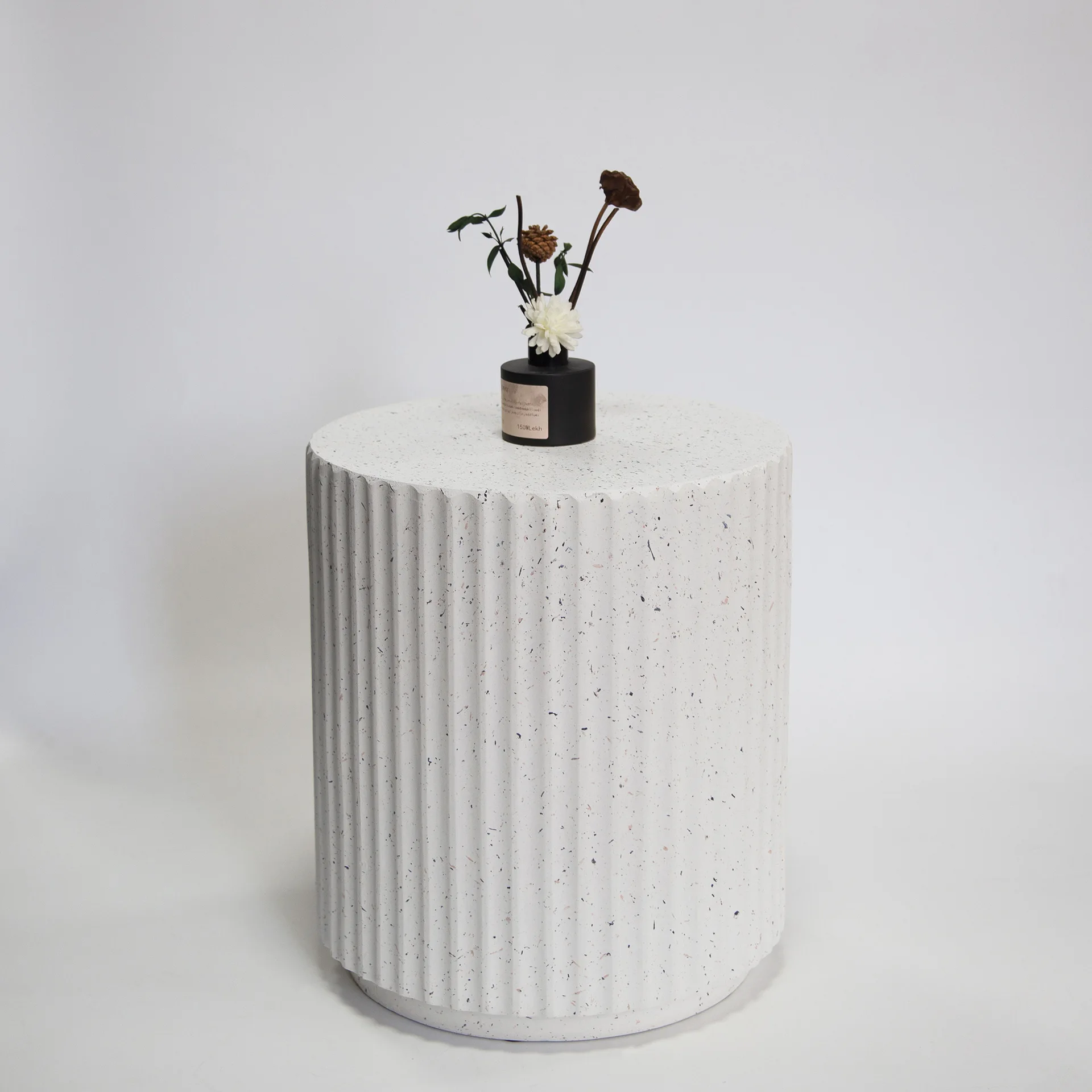 Cream wind Roman column creative side several bed and breakfast small apartment sofa coffee table balcony flower pot frame cafe