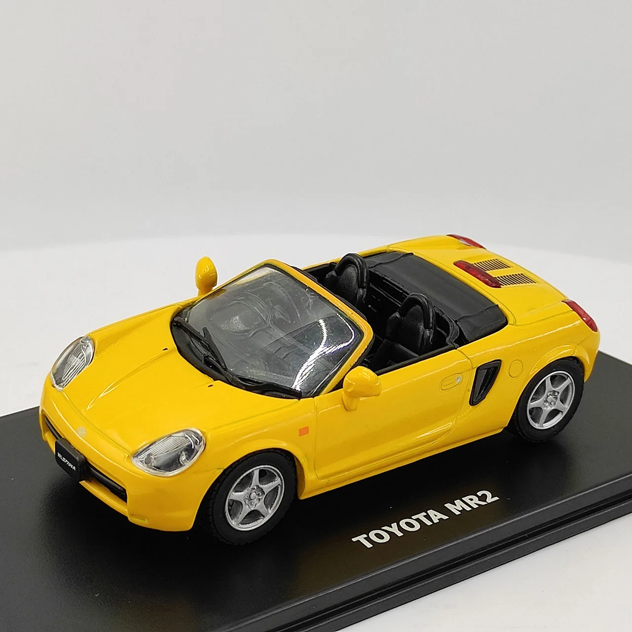 

Paint Surface Defect MAXI CAR 1:43 Scale TOYOTA MR2 Yellow Convertible Alloy Car Model