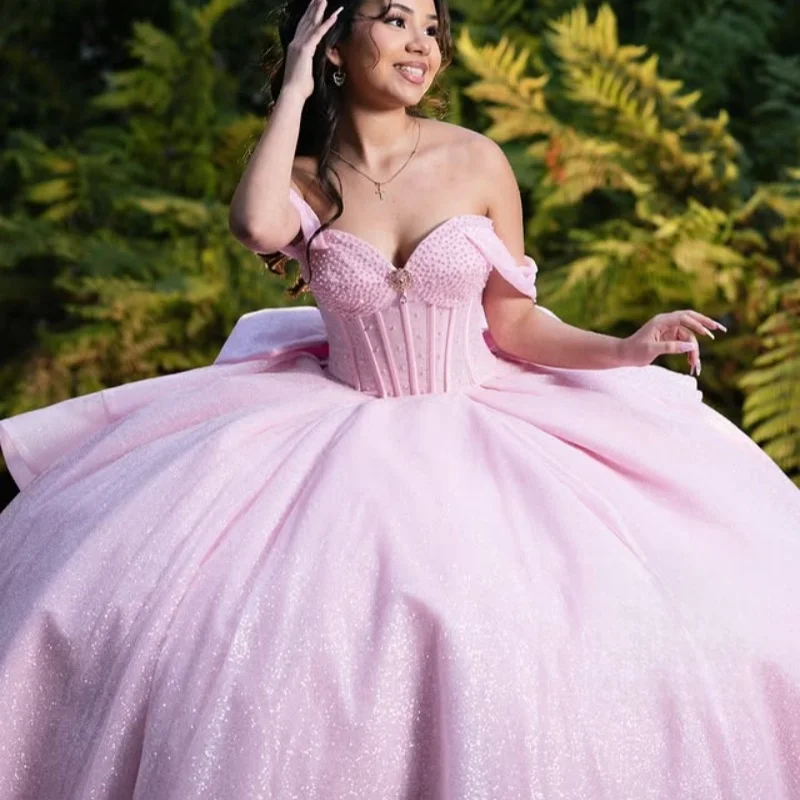 

Блестящие розовые платья Quinceanera по индивидуальному заказу с открытыми плечами и блестками, аппликация с кристаллами и бантом, многослойное платье с длинным хвостом, Vestido 15, Quinceanera