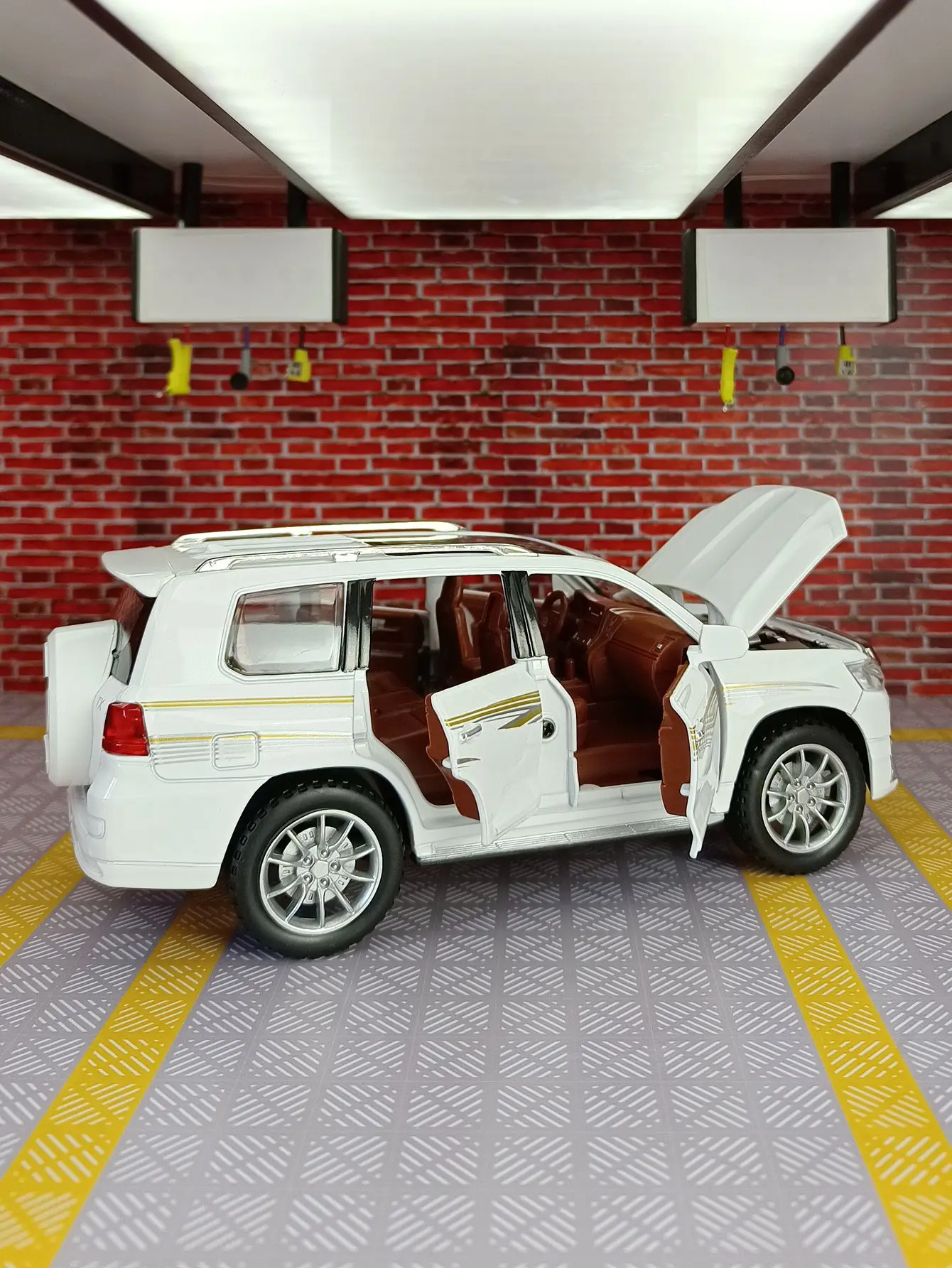 1:24 Simula il modello di auto in lega Toyota Prado, porte e cofano motore, bagagliaio può essere aperto, forza di ritorno, regali sonori e luminosi