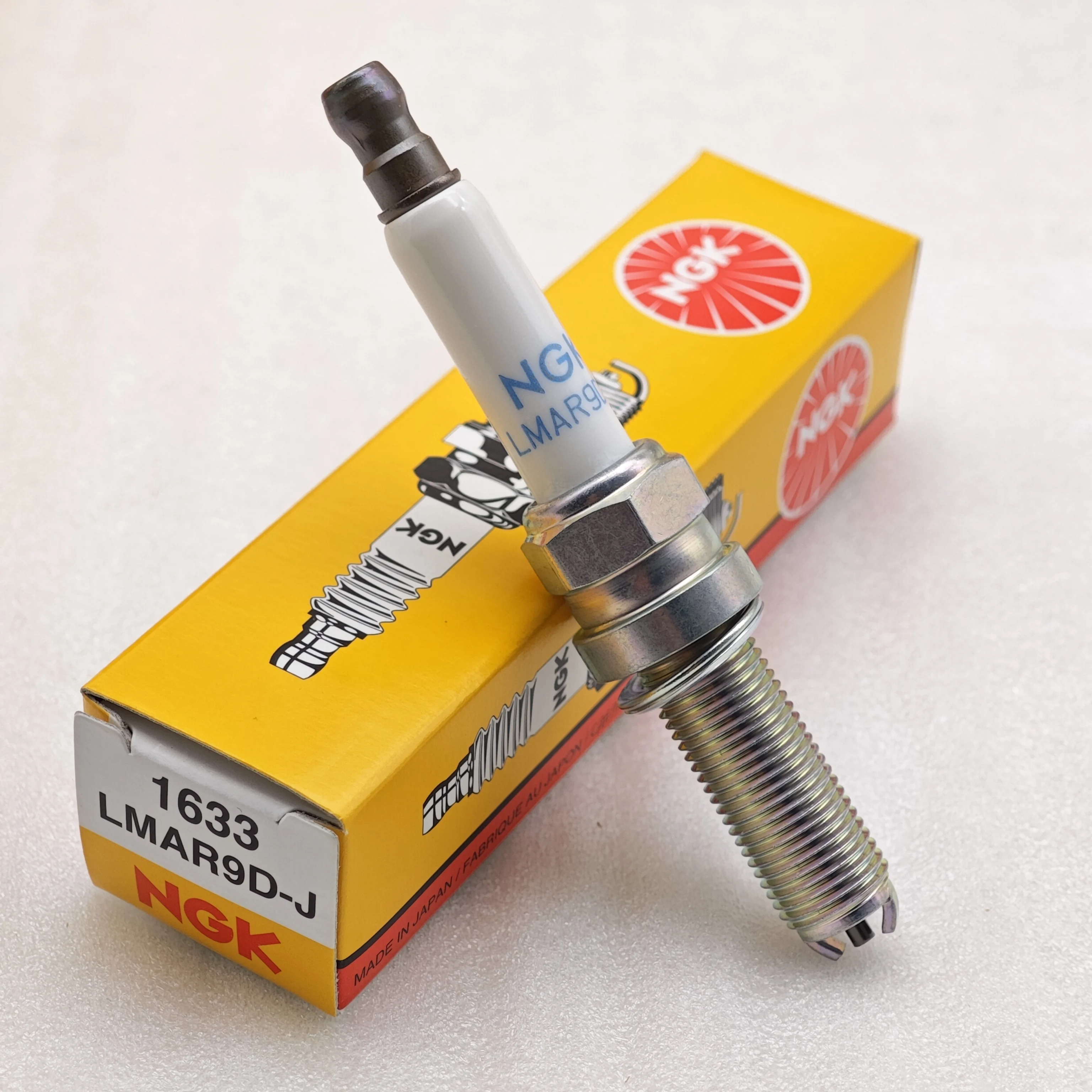 1pcs Original 2 PAWS NGK Spark Plug LMAR8D-J 93444  LMAR9D-J 1633