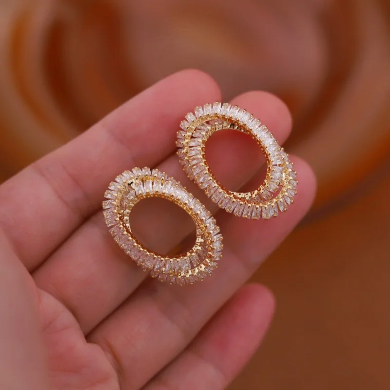 2025 الكورية تصميم جديد مجوهرات الأزياء 14K مطلية بالذهب البيضاوي الزركون الصليب أقراط فاخرة المرأة اكسسوارات الحفلات