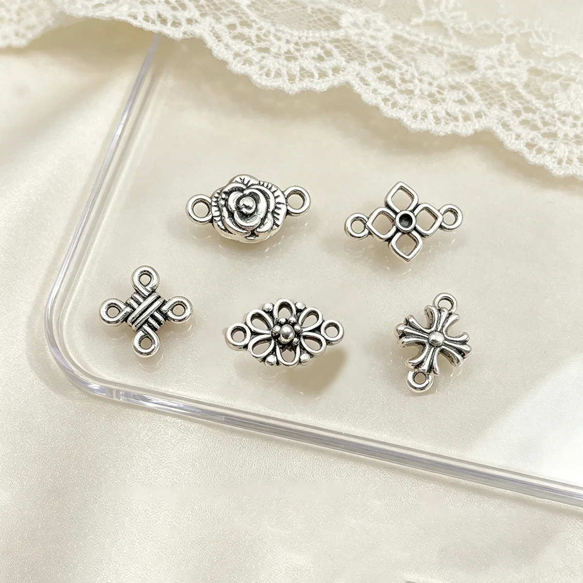 40-Piece Set of Floral Connectors for Handmade Accessories, Featuring Embossed Roses, Symmetrical Four-Flower Designs, Cross Flowers, and Five-Petal Small Flower Shapes, Suitable for DIY Bracelets, Necklaces, Earrings, and Pendants, Universal Accessories for Handmade Jewelry Assembly