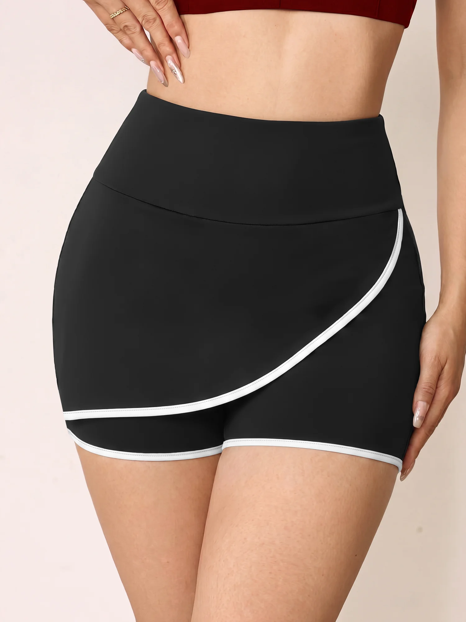 Shorts faux deux pièces effet cache-cœur blancs à bordure contrastante taille haute coupe slim, style décontracté pour influenceurs, tendance internet