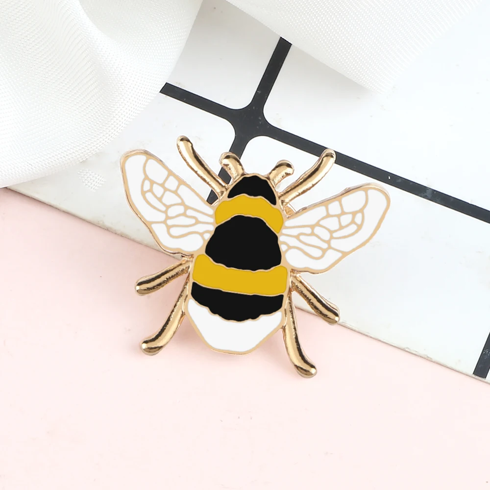 Cartoon Design Insect Brooch Cute Little Bee Metal Lapel Pins Girls Kids Enamel Pin Shirt Backpack Custom Badge Accessories Gift