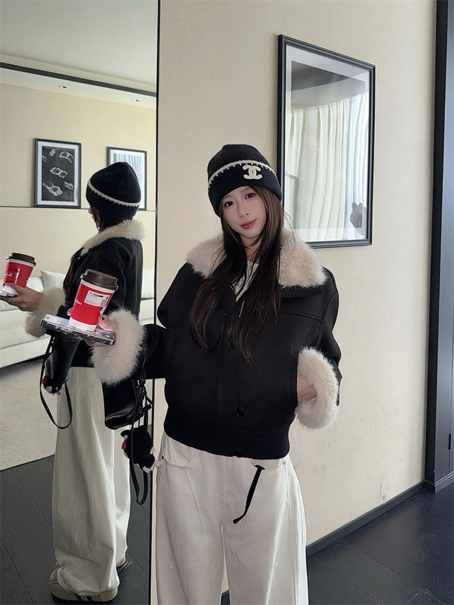 Jaqueta Feminina MOXI Design Outono Inverno Preta Slim Fit de Couro e Pele com Zíper e Design Integrado para Aquecimento