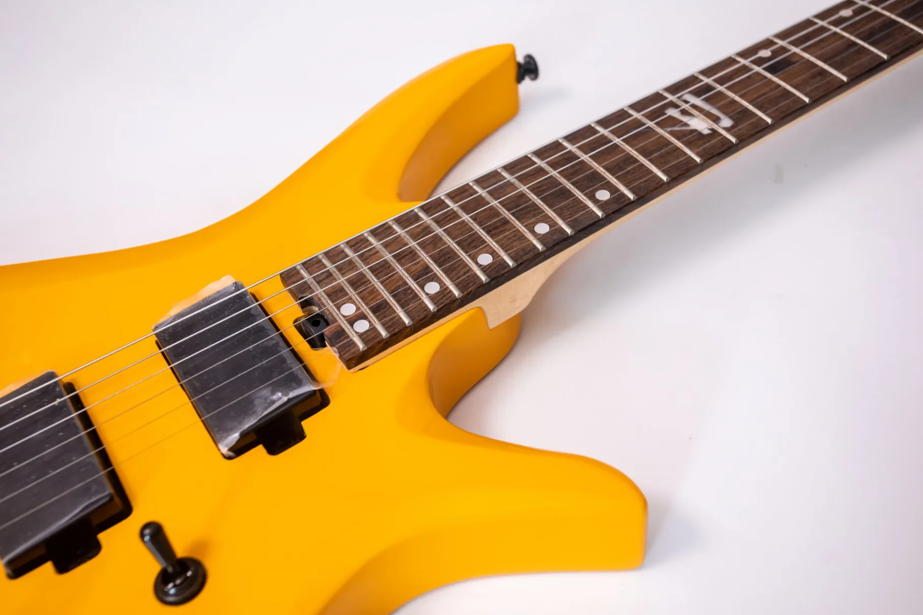 In stock. Can be shipped when placed. High quality yellow headless 6 string electric guitar. Factory direct. Can be customized.