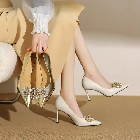 Glänsande Guld Läder Dam Singelskor Strass Spetsiga Tå Formella Klädpumps Chic Design Beige Höga Klackar Damskor 8 best sales beige klackar - №5