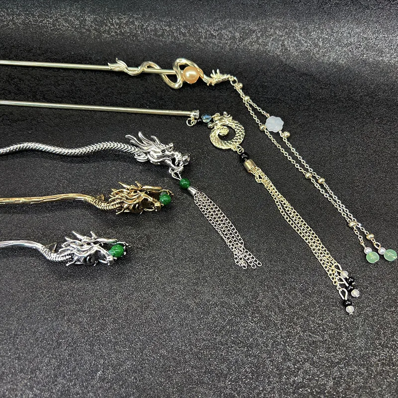 

The zodiac dragon tassel hairpin has a retro charm. The back of the head is a coiled hairpin with an ancient style