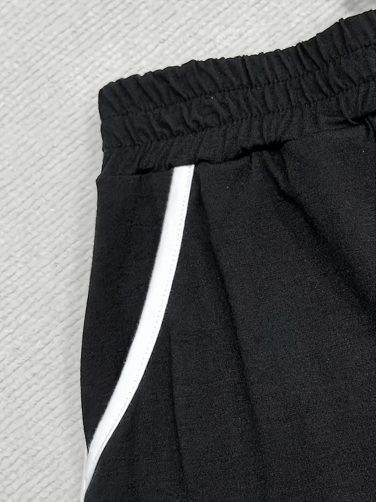 Kontrastierende, bequeme Stretch-Kurzhose für Damen in Übergröße mit einfarbigen funktionellen Taschen, mittlerer Stretchanteil, geeignet für – Detail 3