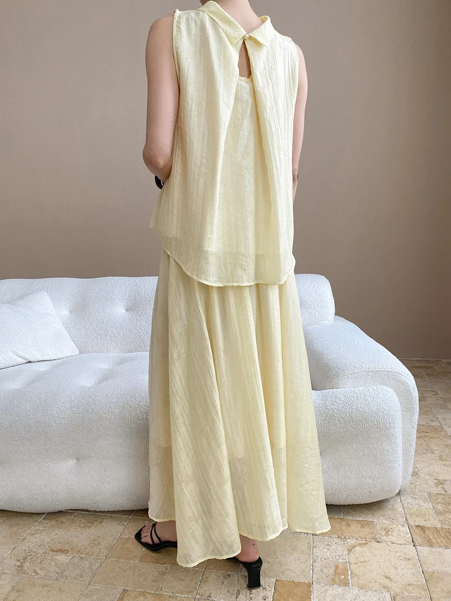 Dwuczęściowy zestaw: kamizelka i spódnica w stylu nowo-chińskim z ciemnym wzorem.