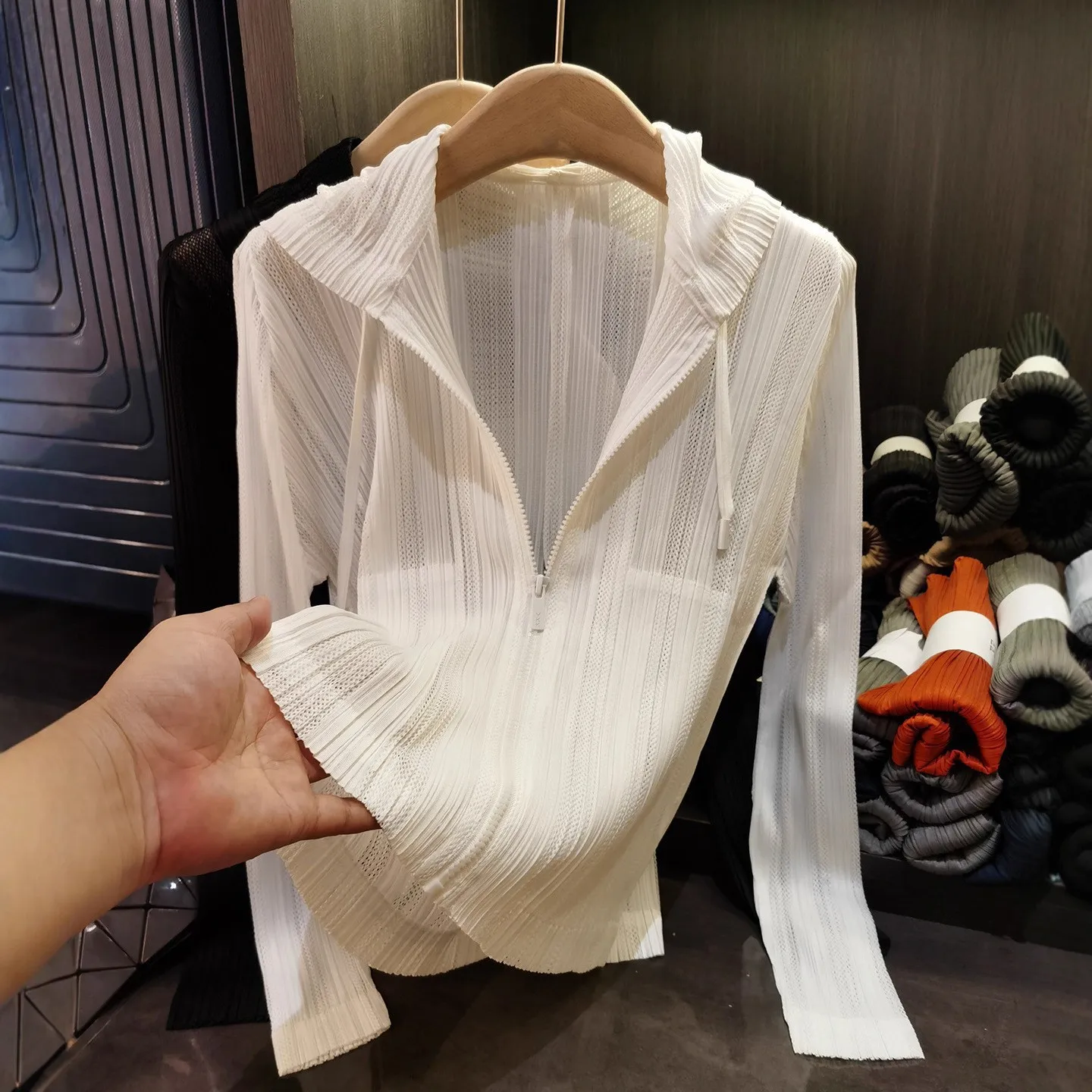

Miyake Autumn 2025 New Women's Sunscreen Zipper Top Pleated Senior Sense of Solid Color Hooded Long-sleeved Start Jacket Female