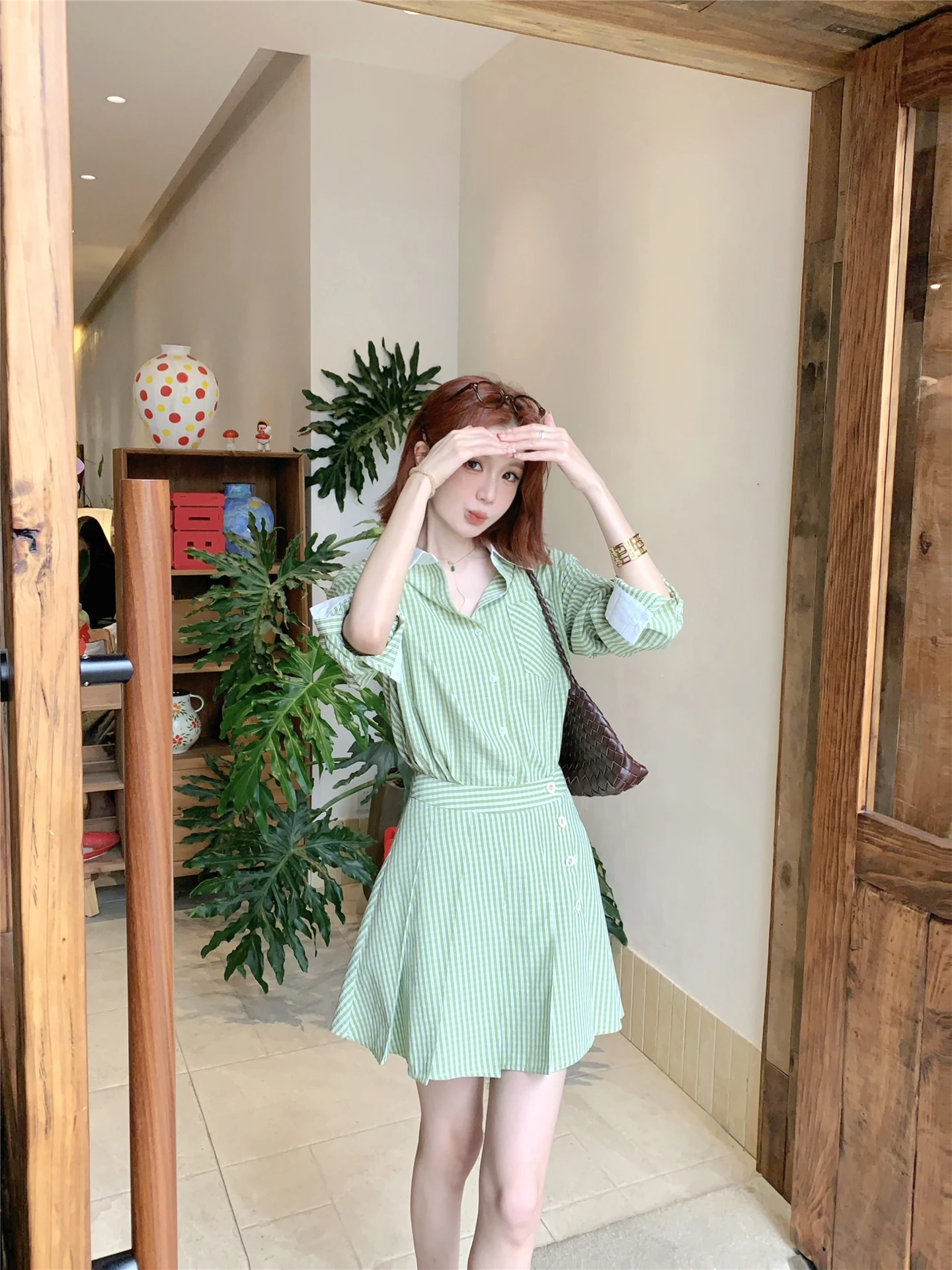 

Модный комплект из полосатой рубашки и короткой юбки для женщин: незаменимые элементы гардероба для весны и лета, создающие ощущение роскоши.