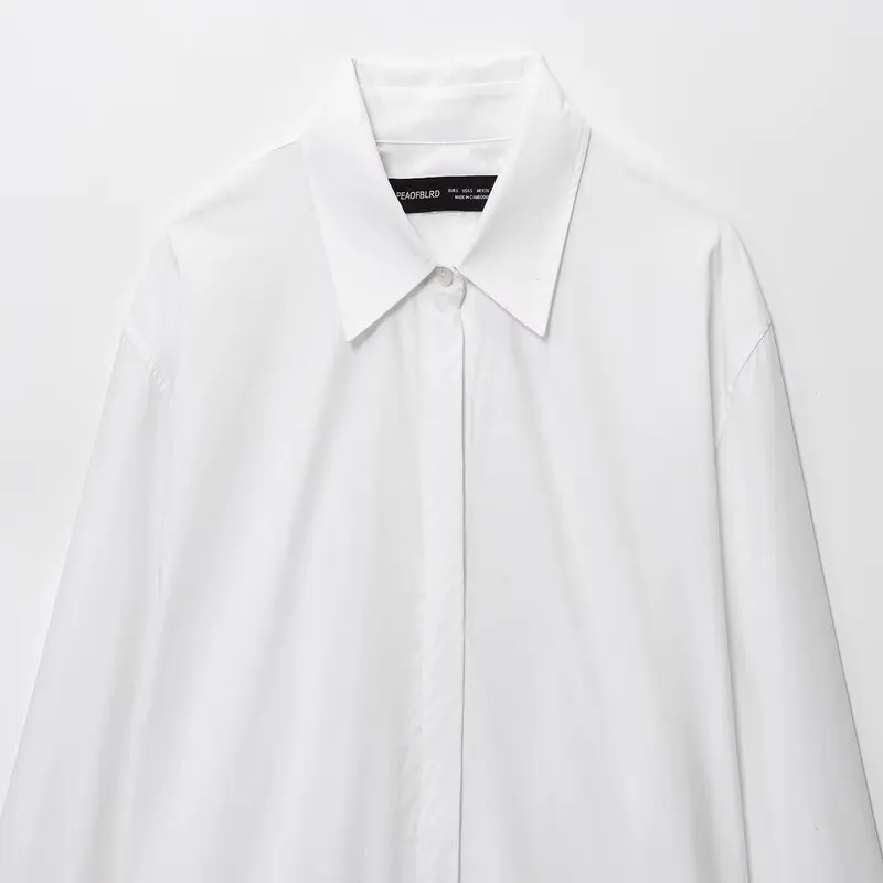 Biała, luźna, długa bluzka damska z mieszanki bawełny, modna, jesienna, nowość, uniwersalna, elegancka, kolekcja jesień 2025.