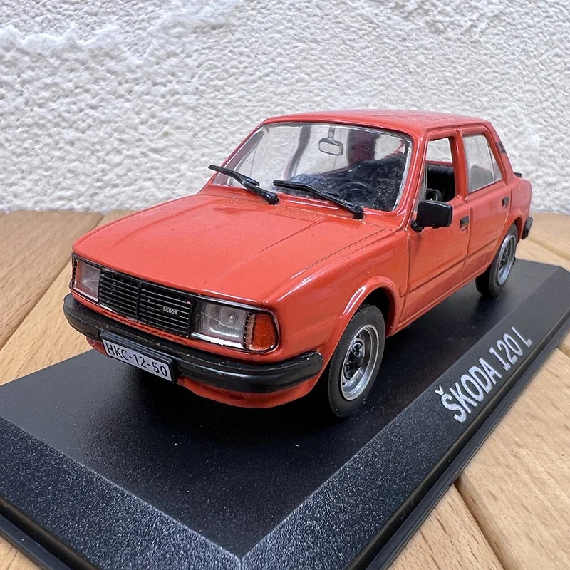 

Литая в масштабе 1:43 Skoda 120L Классическая винтажная машинка из сплава модель деликатного автомобиля статическая коллекционная игрушка праздничный подарок