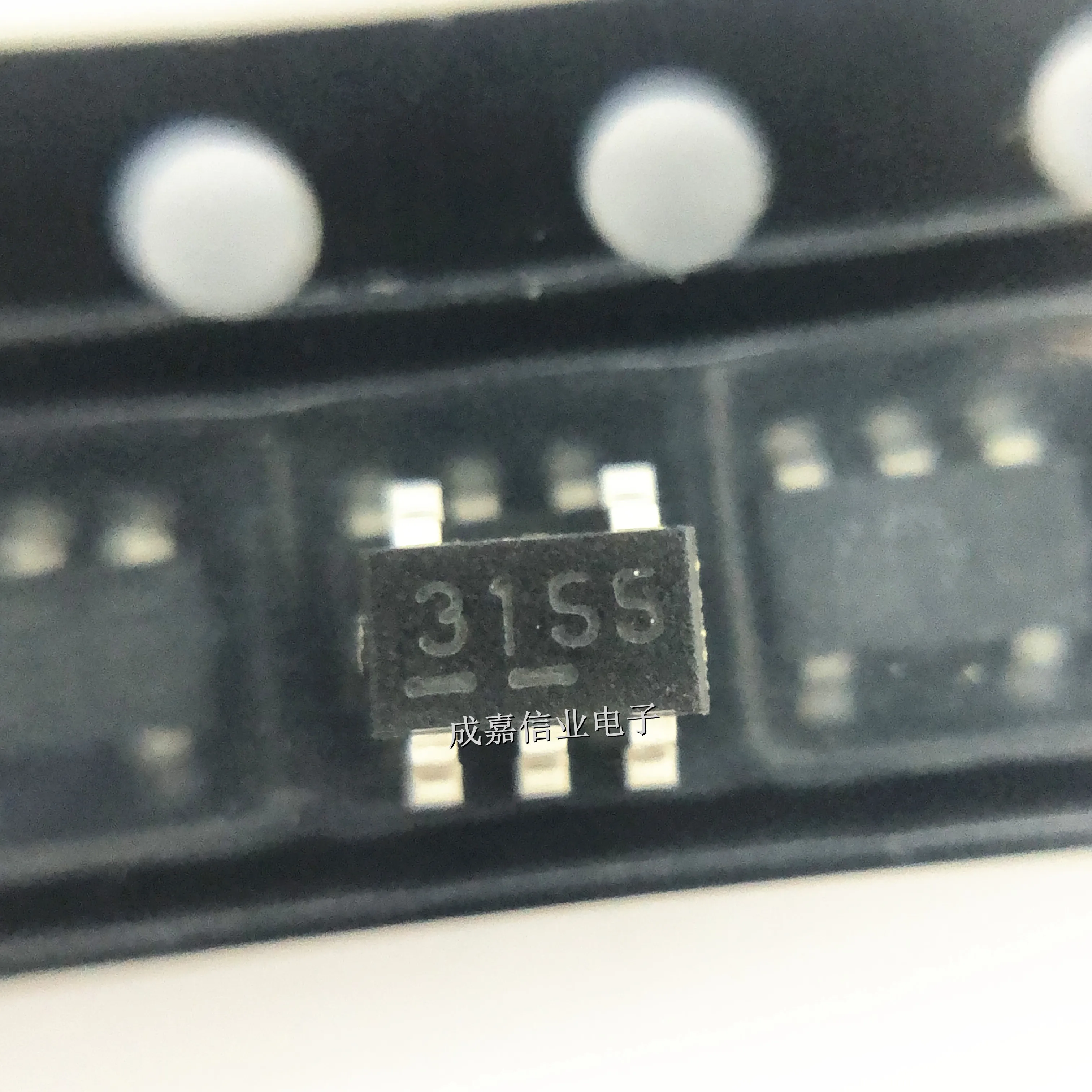 10pcs/Lot NJM2406F SOT-23-5 MARKING;31SS Single-Channel Comparator IC Chip 2.5V-7V