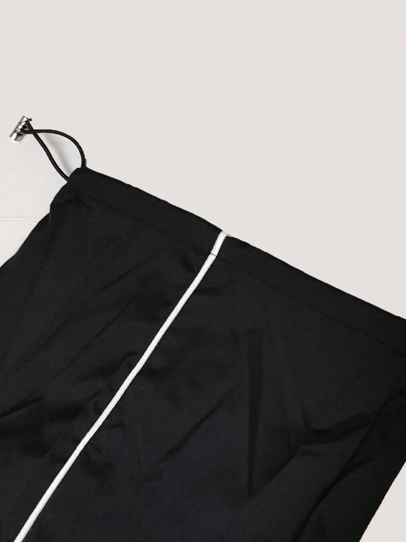 2-delige damesset met zwarte contrasterende strepen en trainingsbroek met wijde pijpen en elastische taille