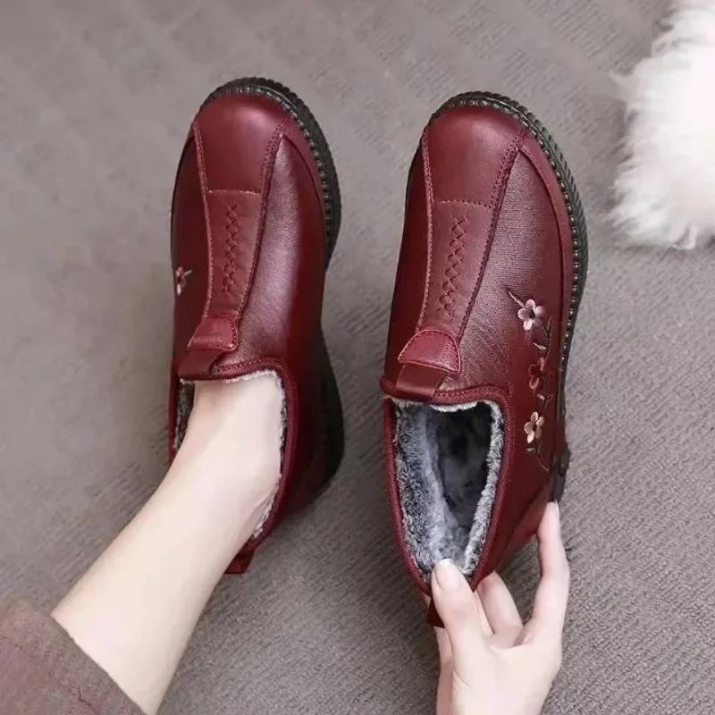 Mocassins spinaux en peluche imperméables pour femmes, chaussures à enfiler décontractées, chaussures de colombe chinoise, hiver, nouveau, 2024