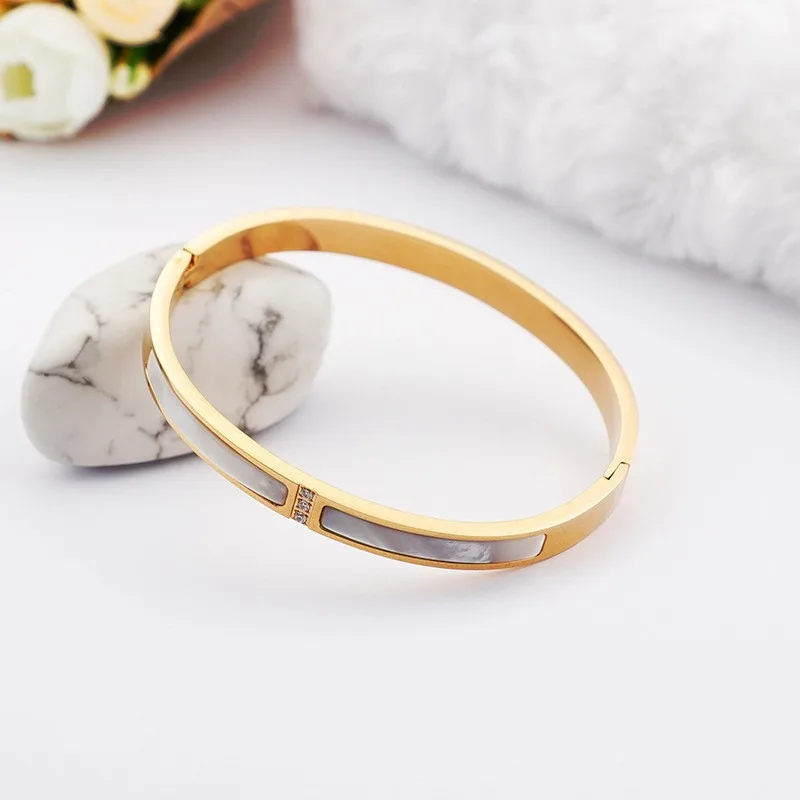 

Titanium Steel Bracelet with Diamond Fritillary Shell Titanium Steel Bracelet Custom Niche Design Jewelry