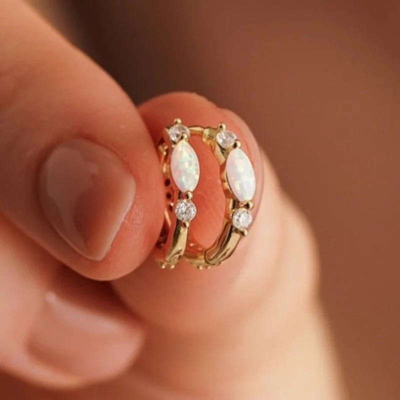 Elegante, charmante Mini-Creolen mit synthetischem Opal für Damen – Modischer Schmuck für besondere Anlässe und Jubiläen