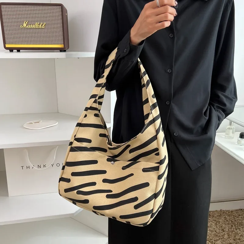 Zebra muster Segeltuch tasche Damen Sommer neue Kontrast farbe einfache Umhängetasche Nische vielseitige Einkaufstasche mit großer Kapazität