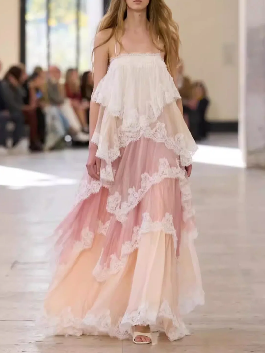 

Изысканное летнее платье с кружевным дизайном, тяжелой вышивкой и эффектом «фейской» юбки, длинное свадебное или вечернее платье для торжественных мероприятий