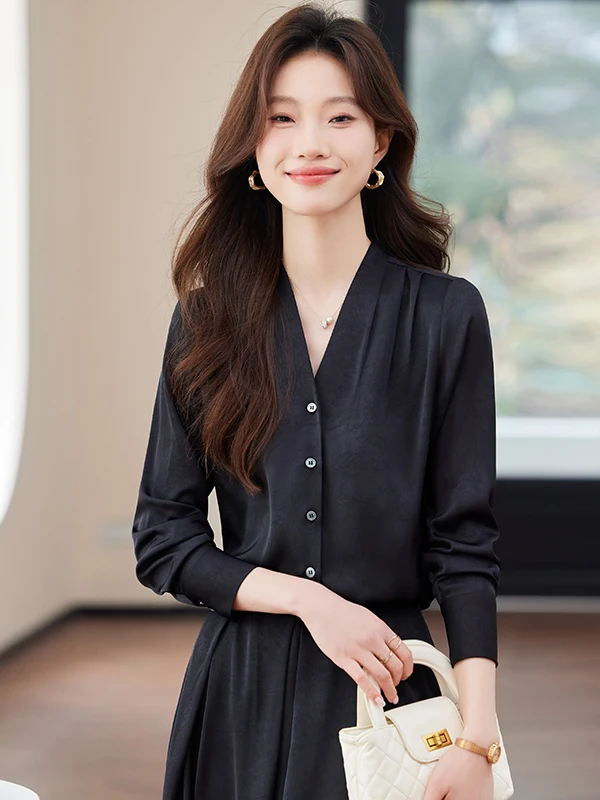 Fashionable Women's Loose Career Shirt Spring New Style Simple Elegance V-Neck Long Sleeve Polyester Fiber Button Detail