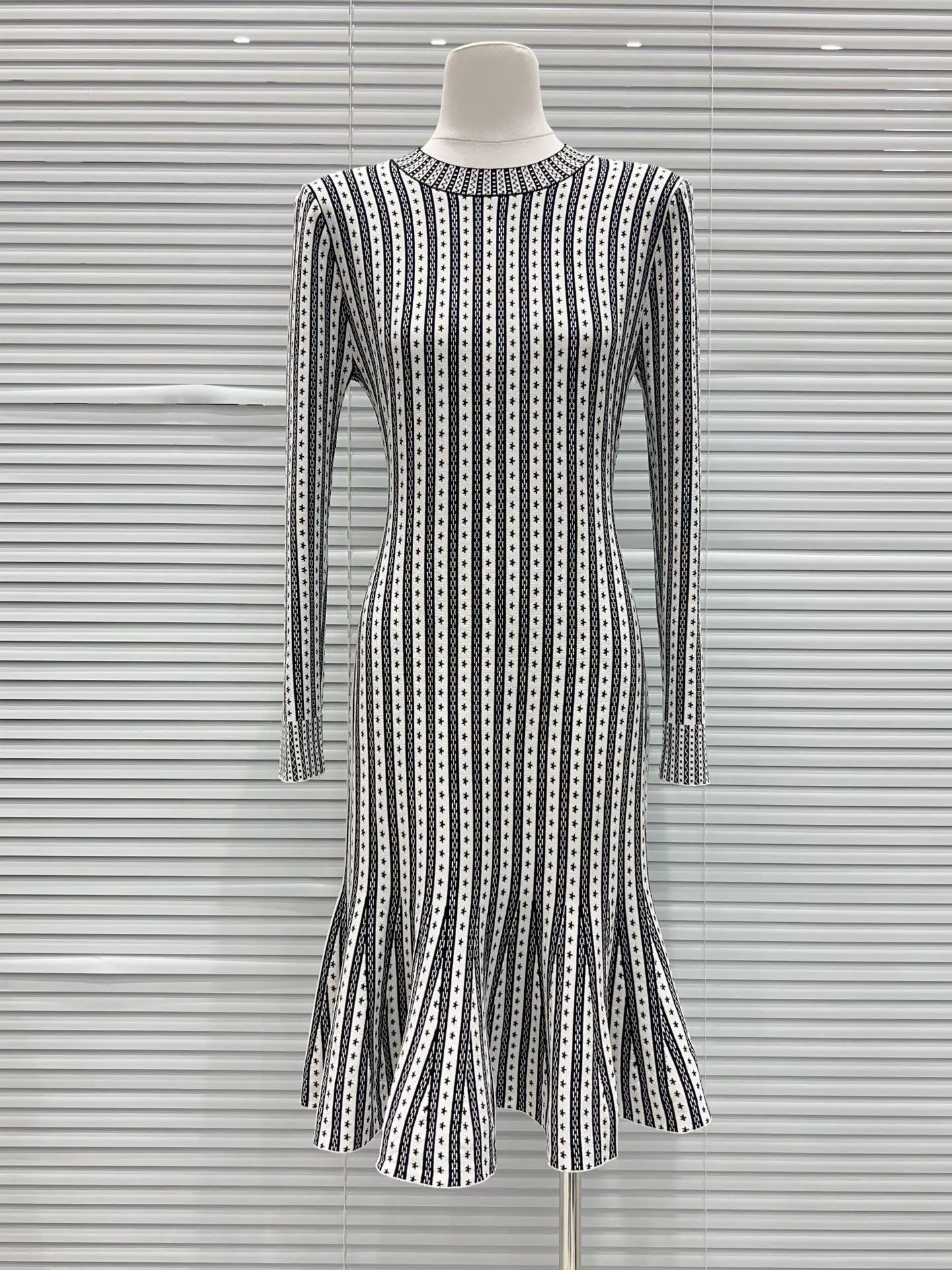 Elegant British Style Knitted Fish Tail Dress round Neck Long Sleeve Luxury Chain Pattern Embroidery High End Version Women's...